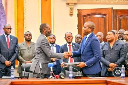 Remise et Reprise au Palais de la Nation entre le Nouveau Directeur de Cabinet du Chef de l'État, Anthony Nkinzo Kamole, et son Prédécesseur Guylain Nyembo