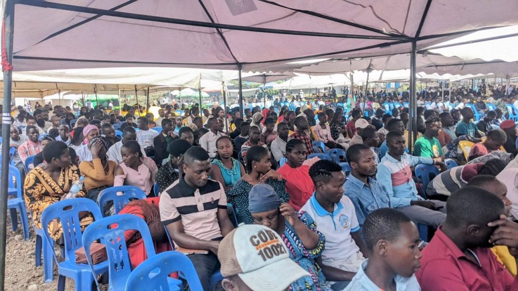 14ème édition du Forum Régional des Jeunes à Goma : Au moins 15 000 jeunes réunis à la paroisse Notre-Dame du Mont Carmel autour du thème de la cohabitation pacifique et du dialogue entre les peuples Au moins 15 000 jeunes réunis à la paroisse Notre-Dame du Mont Carmel autour du thème de la cohabitation pacifique et du dialogue entre les peuples