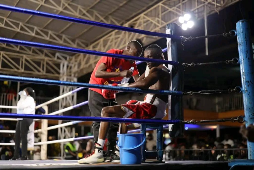 Le Boxeur professionnel congolais Gaël Assumani rend hommage à son coach, Aji Ndagano