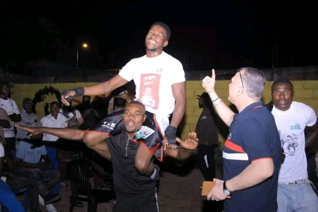 Le Boxeur professionnel congolais Gaël Assumani rend hommage à son coach, Aji Ndagano