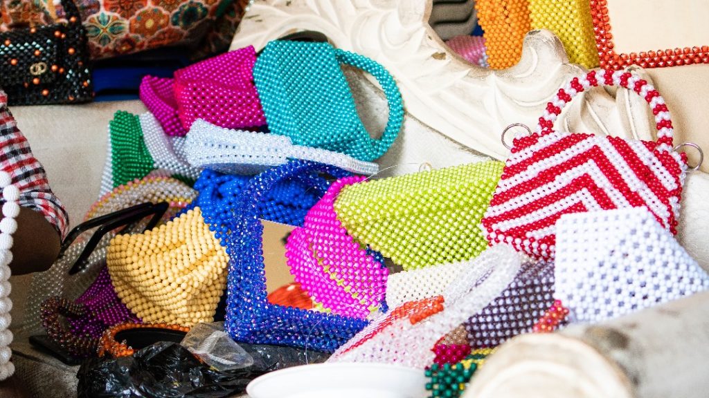 Archillene Kahindo entreprend depuis cinq ans dans la fabrication des objets ornés des perles pour son indépendance financière