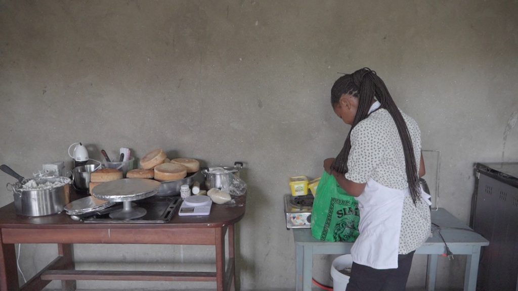 Angel Mwenge, une entrepreneure qui fabrique des gâteaux d’anniversaire, de mariage et pour bien d’autres cérémonies à Goma