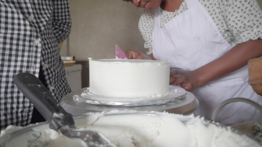 Angel Mwenge, une entrepreneure qui fabrique des gâteaux d’anniversaire, de mariage et pour bien d’autres cérémonies à Goma