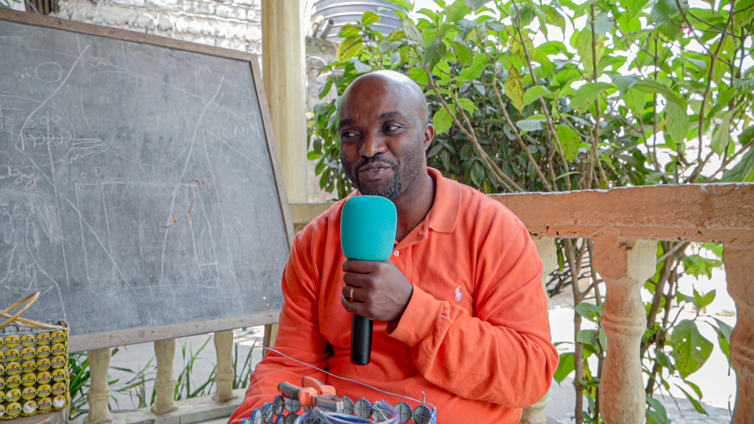 Un entrepreneur fabrique des paniers, pots de fleurs, poubelles à l’aide de capsules