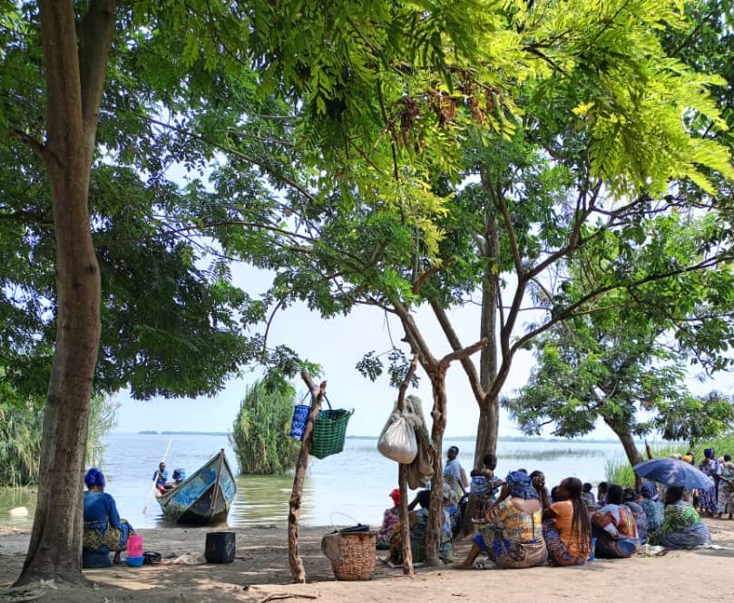 Crédit photo : Essai Kakule , Vue matinale du port de Vitshumbi