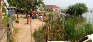 Rutshuru : L'UPDCO apporte soutient à 30 enfants en situation de vulnérabilité et risque à Vitshumbi Crédit photo : essai Kakule Vue matinale du port de Vitshumbi