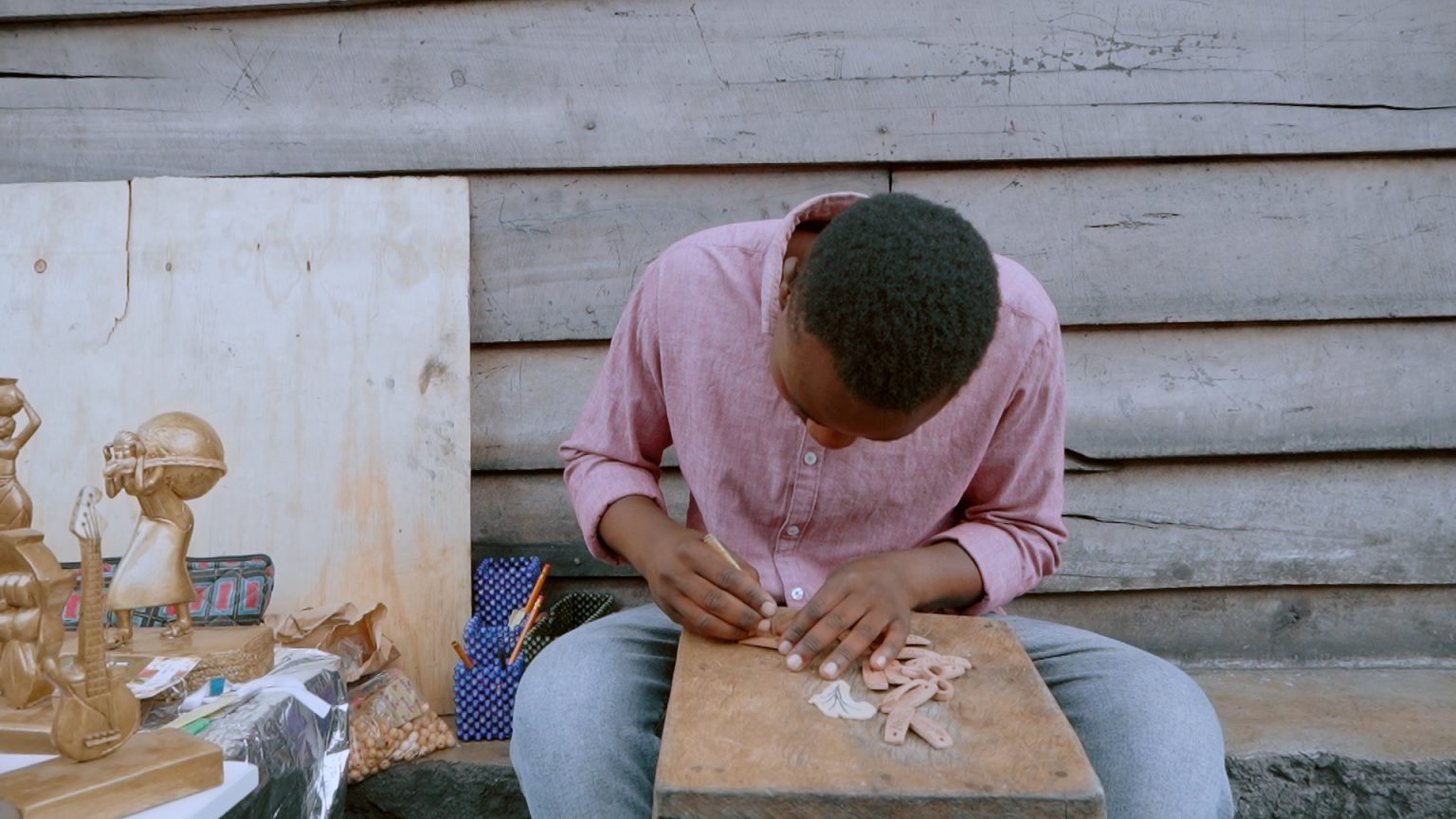 Un artiste sculpteur et plasticien fabrique des trophées et statues en bois, une source d'inspiration historique rassurante à Goma