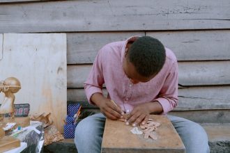 Un artiste sculpteur et plasticien fabrique des trophées et statues en bois, une source d'inspiration historique rassurante à Goma