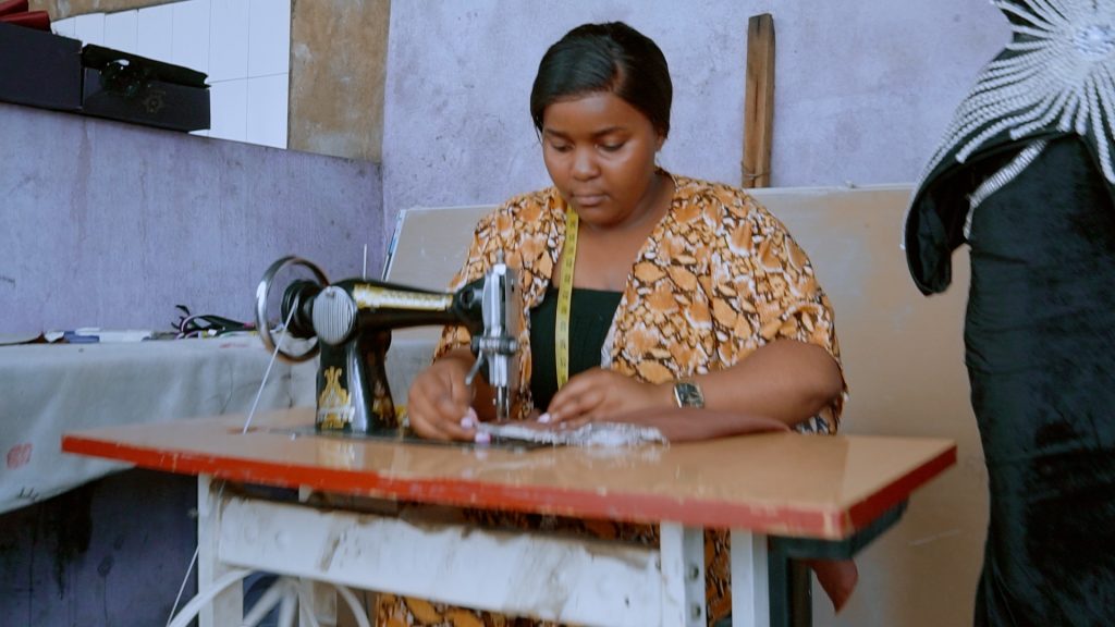 Joyce Kanyengele, une jeune styliste, modéliste, couturière et conseillère en mode spécialisée et avancée