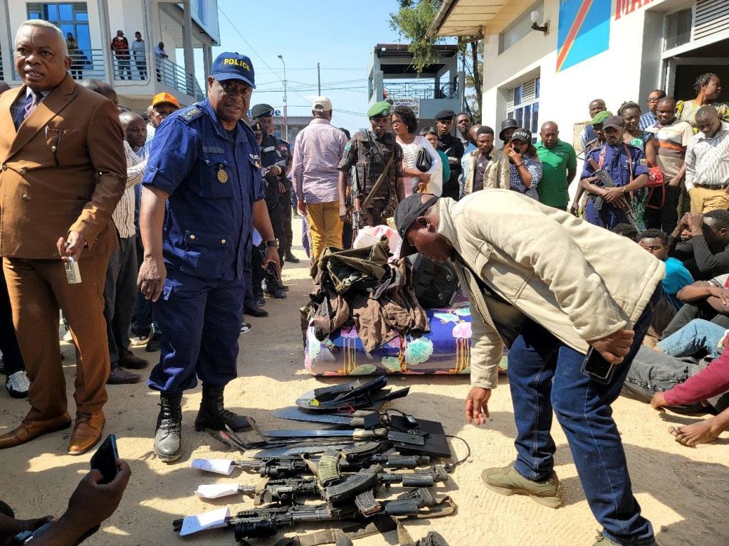 Présentation de 33 criminels, dont des militaires, un policier et quatre femmes, par les autorités locales