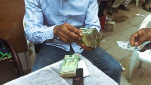 La baisse du taux de change due à l'injection de devises par la Banque centrale, explique un économiste
