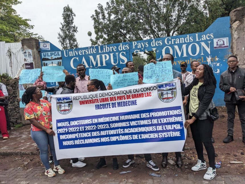 Manifestation d'une centaine d'anciens étudiants de la faculté de Médecine de l'ULPGL pour exiger leurs diplômes