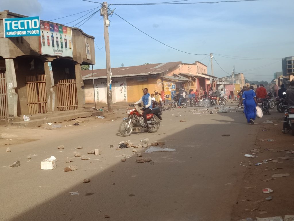L'assassinat d'un civil à la base d'une manifestation improvisée