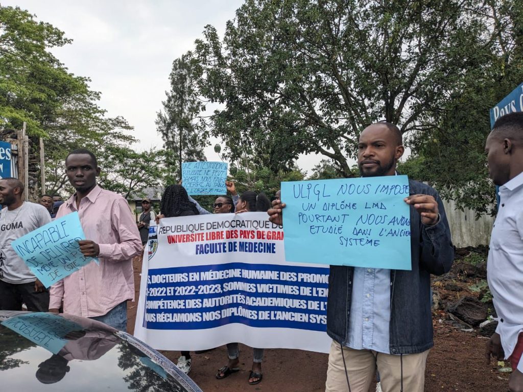 Manifestation d'une centaine d'anciens étudiants de la faculté de Médecine de l'ULPGL pour exiger leurs diplômes