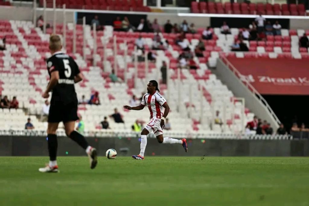 Samuel Moutoussamy se distingue lors de sa première titularisation avec Sivasspor