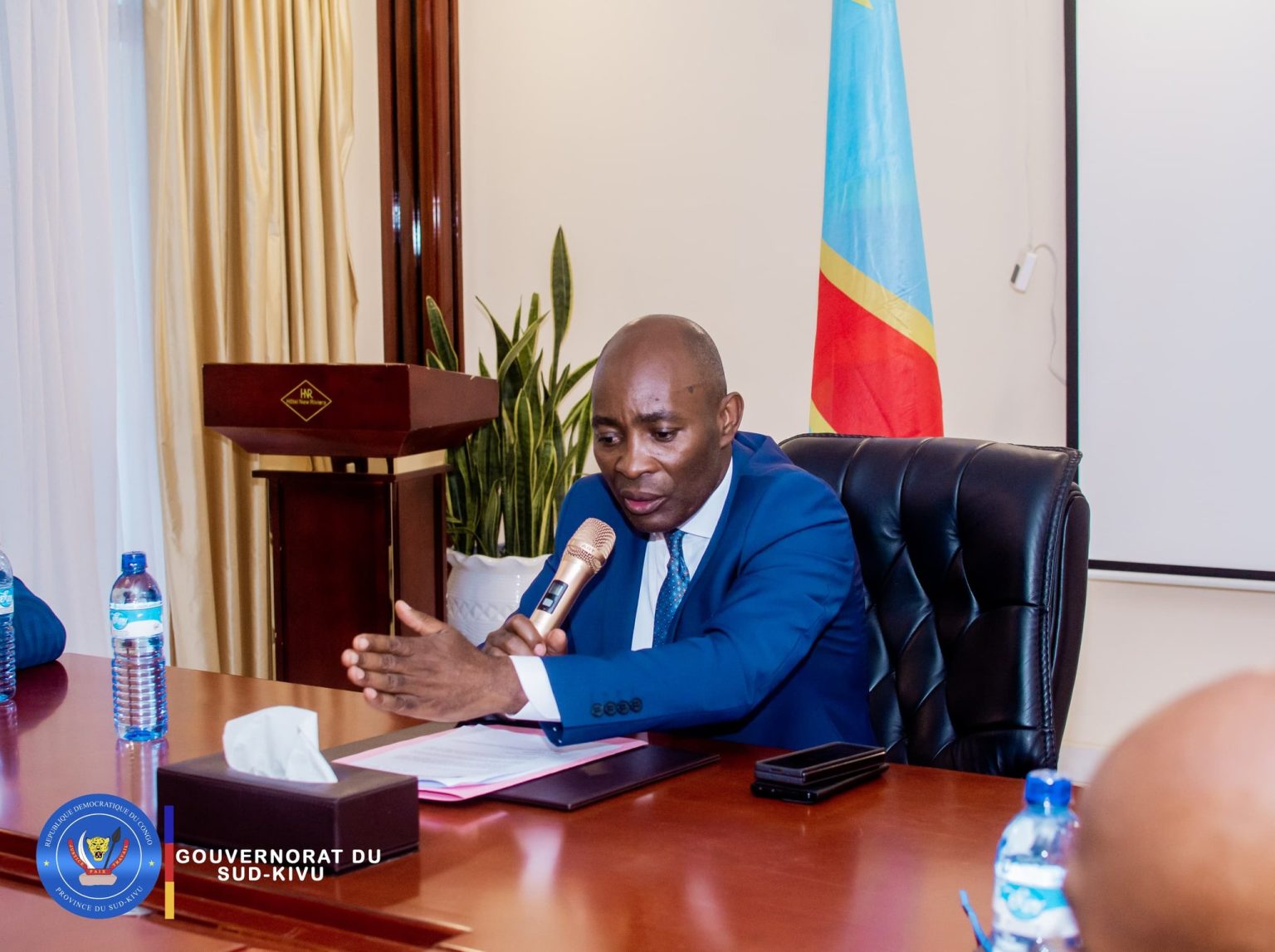 Le gouverneur Purusi révoque sa ministre de finances