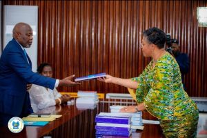 Judith Suminwa dépose un budget ambitieux de 18 milliards de dollars pour 2025