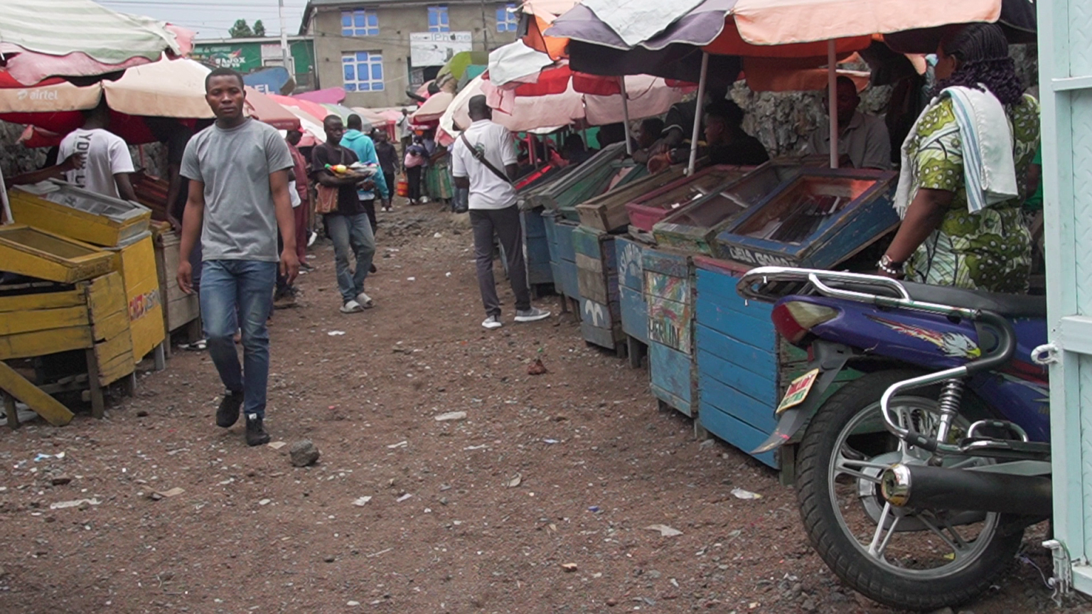 Les vendeurs de téléphones du marché noir de Simba Ndosho pillés en pleine journée