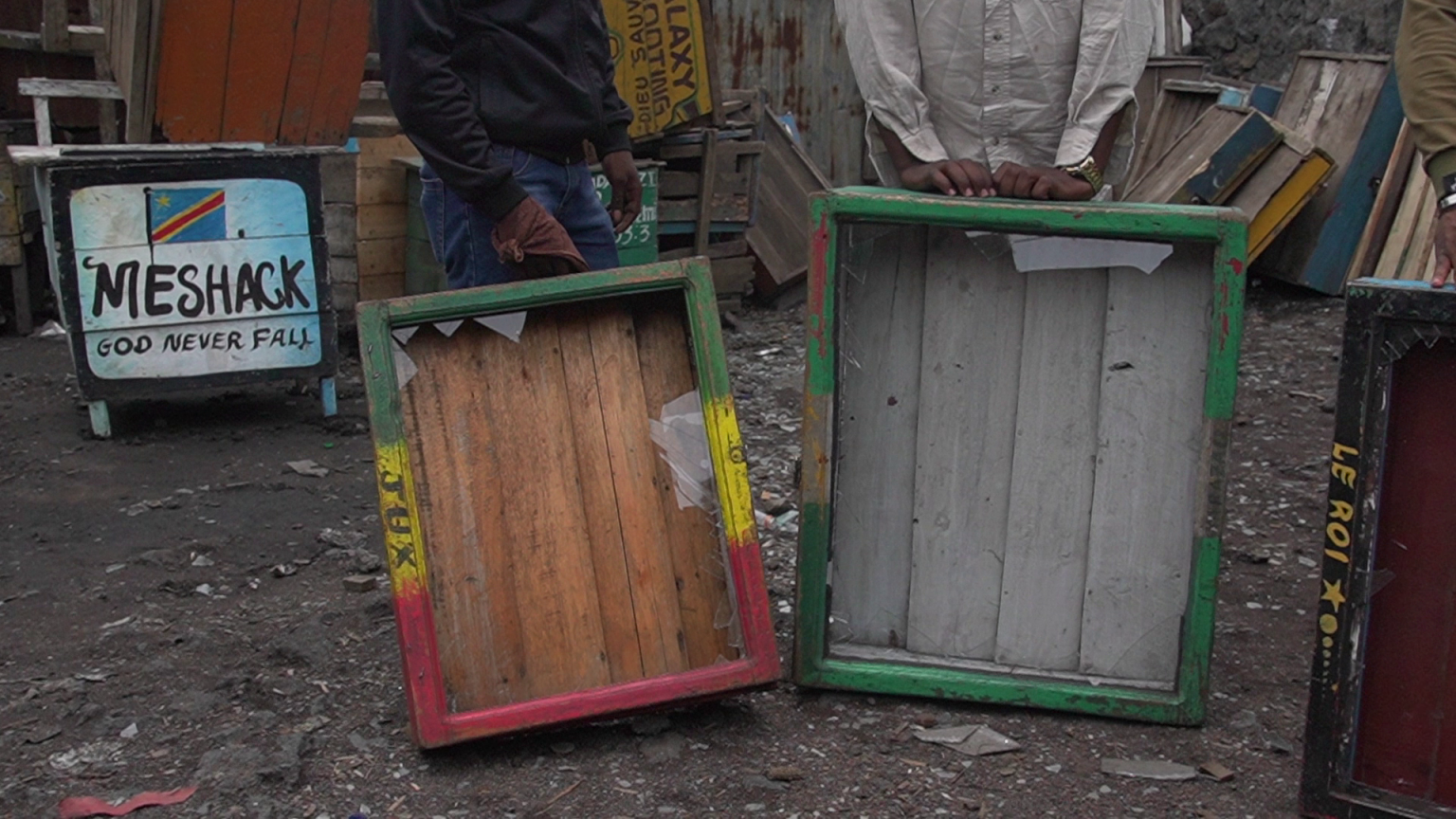 Les vendeurs de téléphones du marché noir de Simba Ndosho pillés en pleine journée