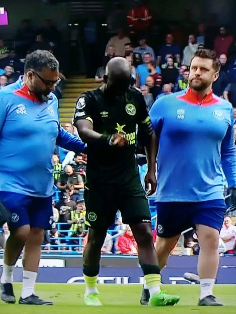 Yoane Wissa marque, mais se blesse lors de la défaite contre Manchester City