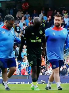 Yoane Wissa marque, mais se blesse lors de la défaite contre Manchester City
