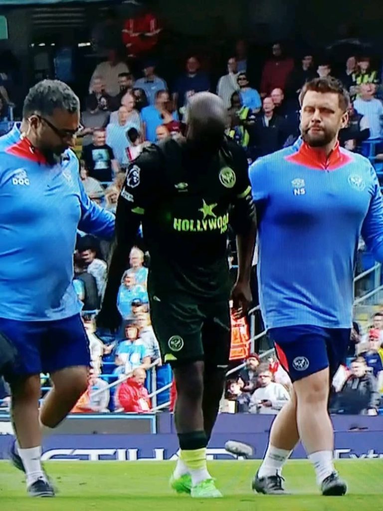 Yoane Wissa marque, mais se blesse lors de la défaite contre Manchester City