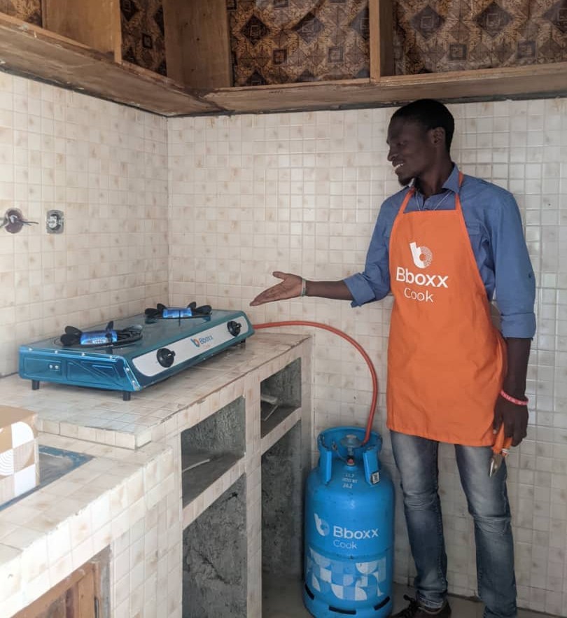 Un technicien de Bboxx Cook appelle les utilisateurs de réchauds à gaz à la prudence