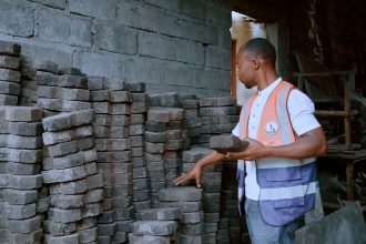 Moïse Mugisha transforme les déchets plastiques en pavés écologiques