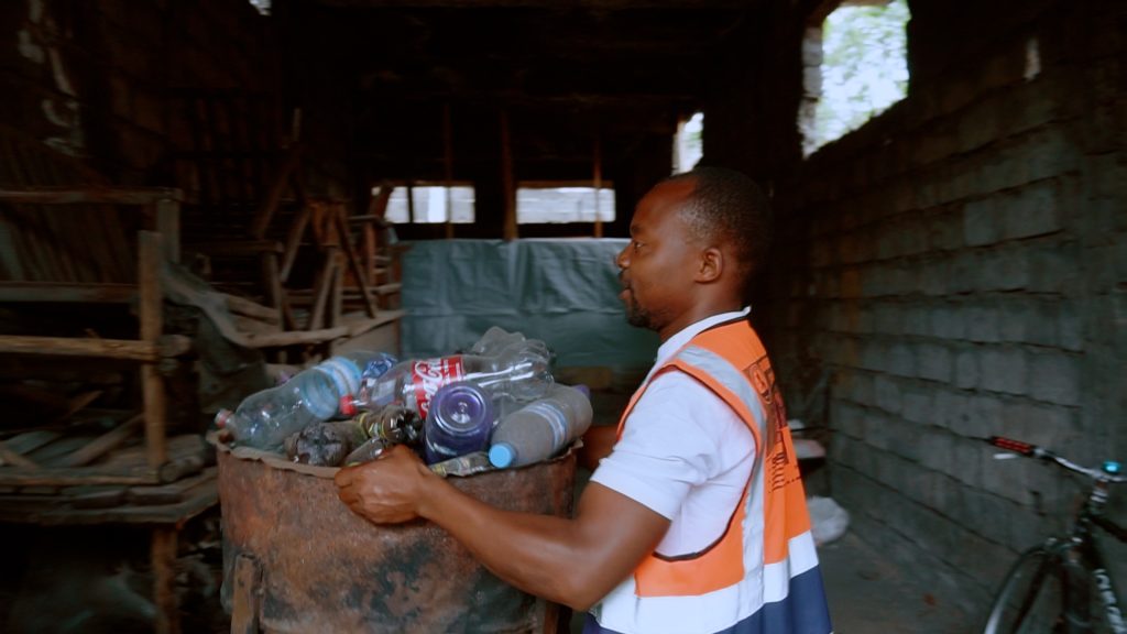 Moïse Mugisha transforme les déchets plastiques en pavés écologiques