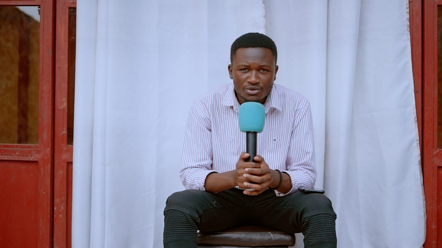 Un jeune éleveur de poules se scolarise grâce à la photographie