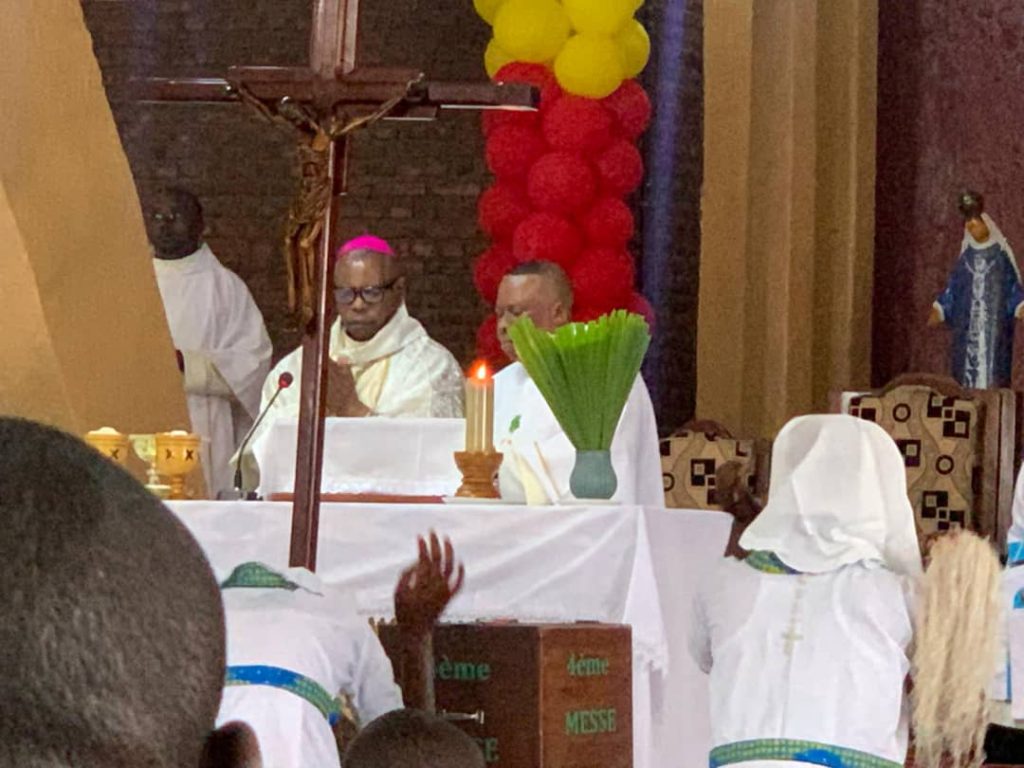 Mgr Emmanuel Ngona Ngotsi, récemment ordonné nouvel évêque du diocèse de Wamba, le 25 septembre dernier à Kinshasa, a célébré une messe d'action de grâce dans la paroisse Notre-Dame d'Afrique de Goma