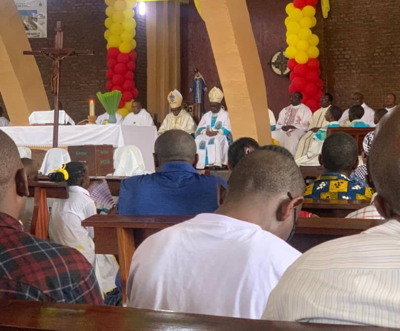 Mgr Emmanuel Ngona Ngotsi, récemment ordonné nouvel évêque du diocèse de Wamba, le 25 septembre dernier à Kinshasa, a célébré une messe d'action de grâce dans la paroisse Notre-Dame d'Afrique de Goma