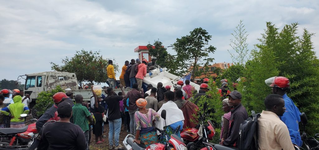 Sur le site du naufrage à kituku, les familles continuent à influer la zone à enfiler et rechercher les leurs