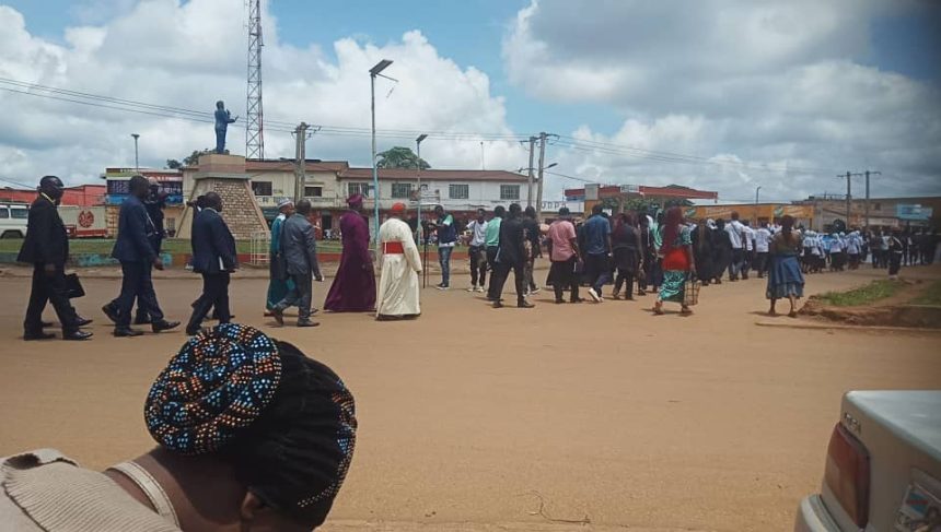 A Beni, les manifestants pacifiques au ront point du 30 juin, se dirigeant au stade de Ngadi ce mardi 15 octobre 2024