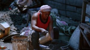 Goma : Une entrepreneure transforme les restes de braises en biboulés pour une cuisson rapide et économique Pascaline Kahindo, une jeune entrepreneure dynamique, s'est lancée dans la fabrication locale de biboulés