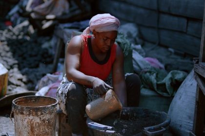 Pascaline Kahindo, une jeune entrepreneure dynamique, s'est lancée dans la fabrication locale de biboulés