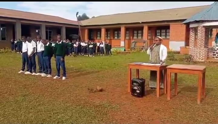 Cinq élèves exclus pour avoir regardé un film pornographique