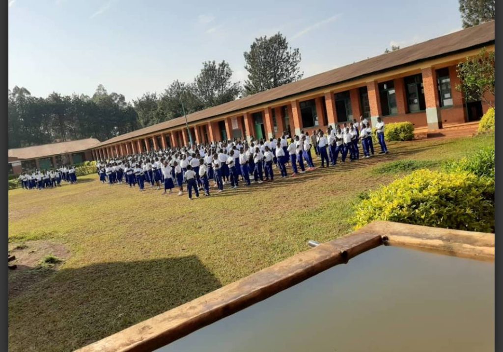 Cinq élèves exclus pour avoir regardé un film pornographique