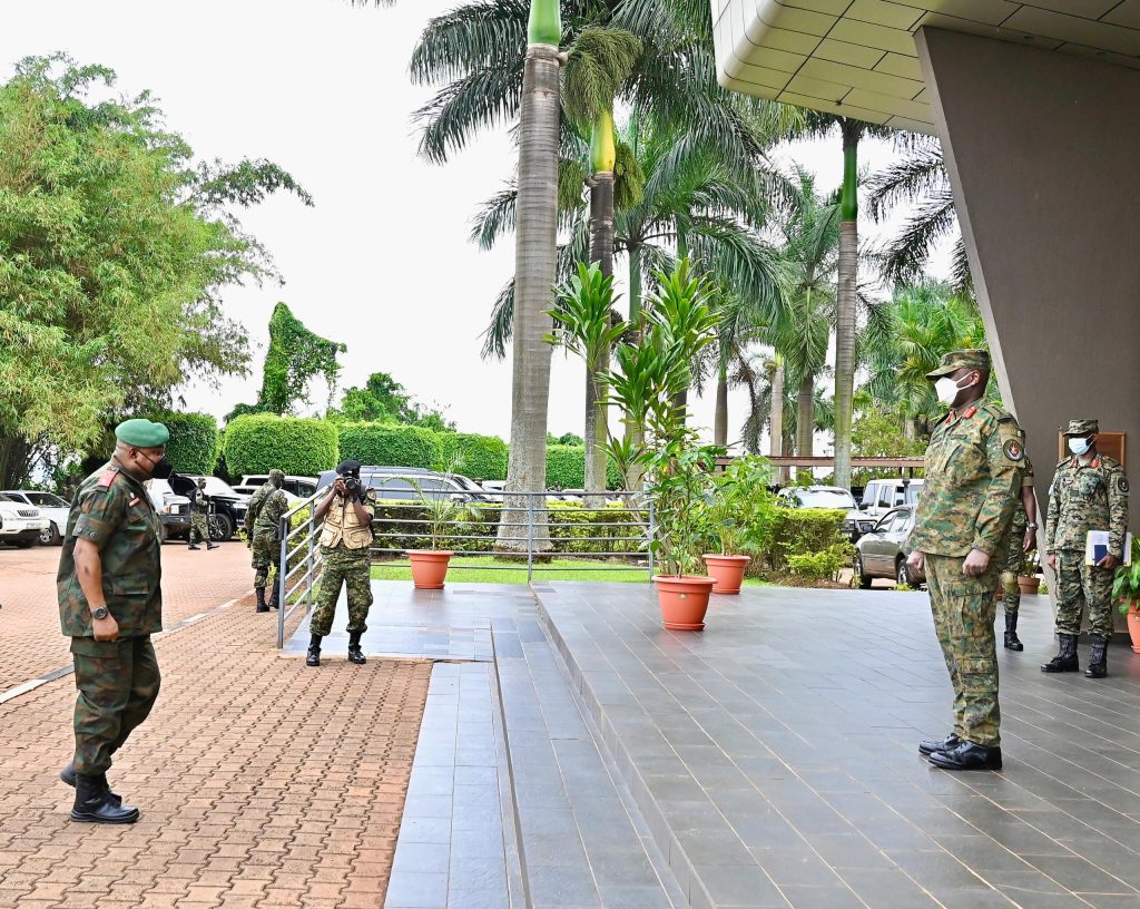 Échange entre le Général Muhoozi et Tshiwewe