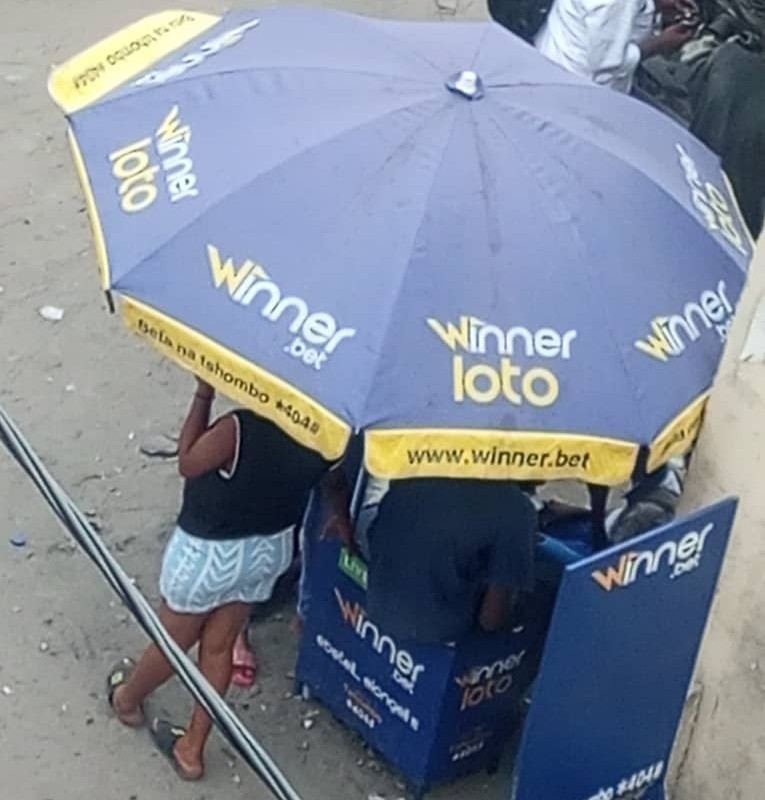 Nous sommes au Rond-point huileries dans la ville de Kinshasa. Ici nous croisons, Hilaire, l'un des meilleurs joueurs du pari sportif