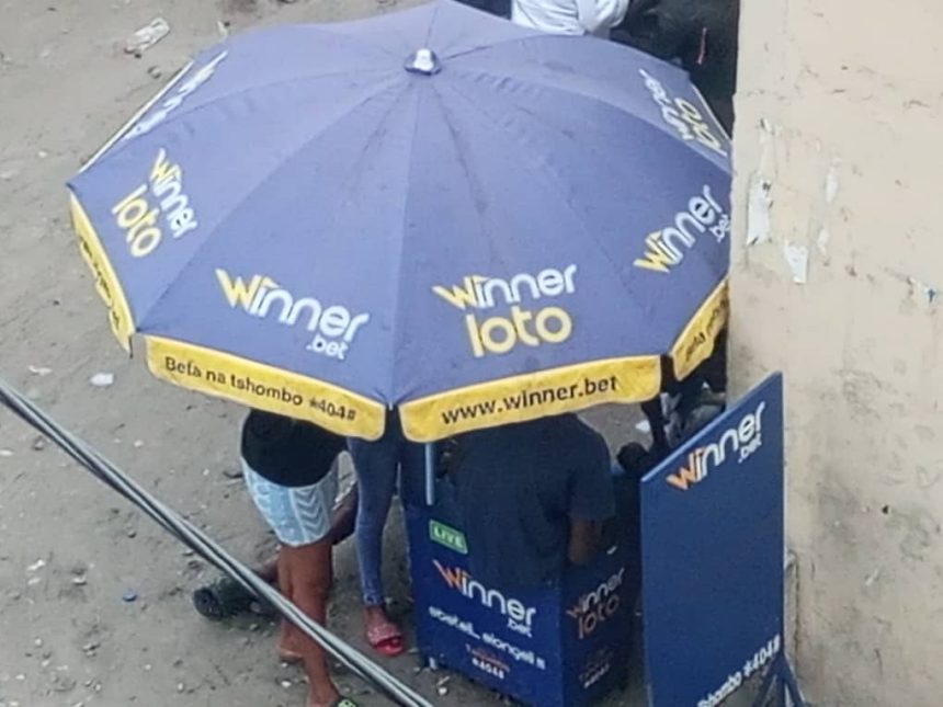 Nous sommes au Rond-point huileries dans la ville de Kinshasa. Ici nous croisons, Hilaire, l'un des meilleurs joueurs du pari sportif