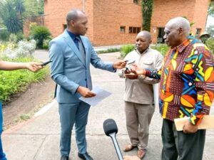 Nord-Kivu : Le vice-gouverneur Manzi restitue deux véhicules saisis à leurs propriétaires Le vice-gouverneur Manzi restitue deux véhicules saisis à leurs propriétaires