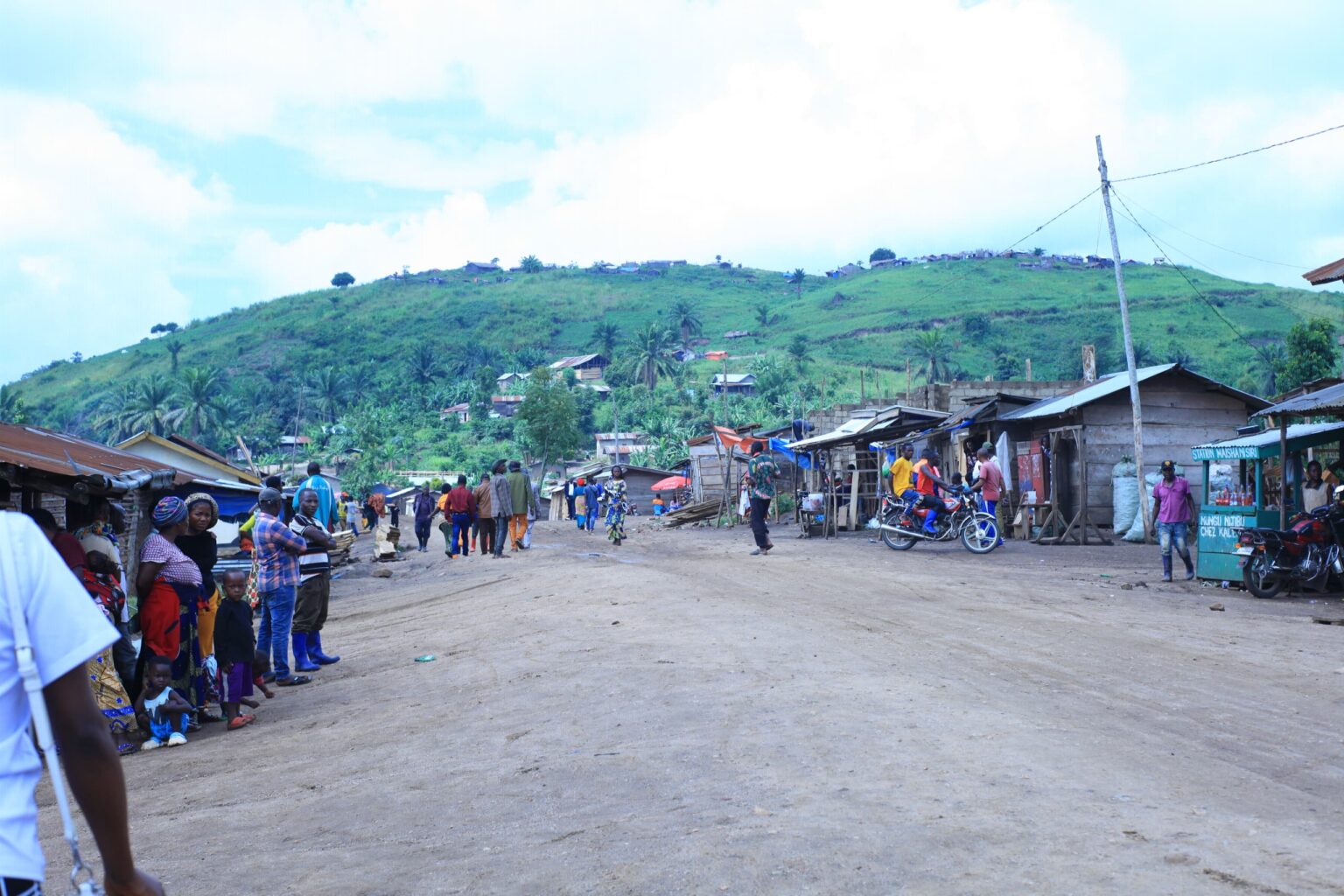 Trois morts et 14 blessés dans une fusillade d'hommes armés