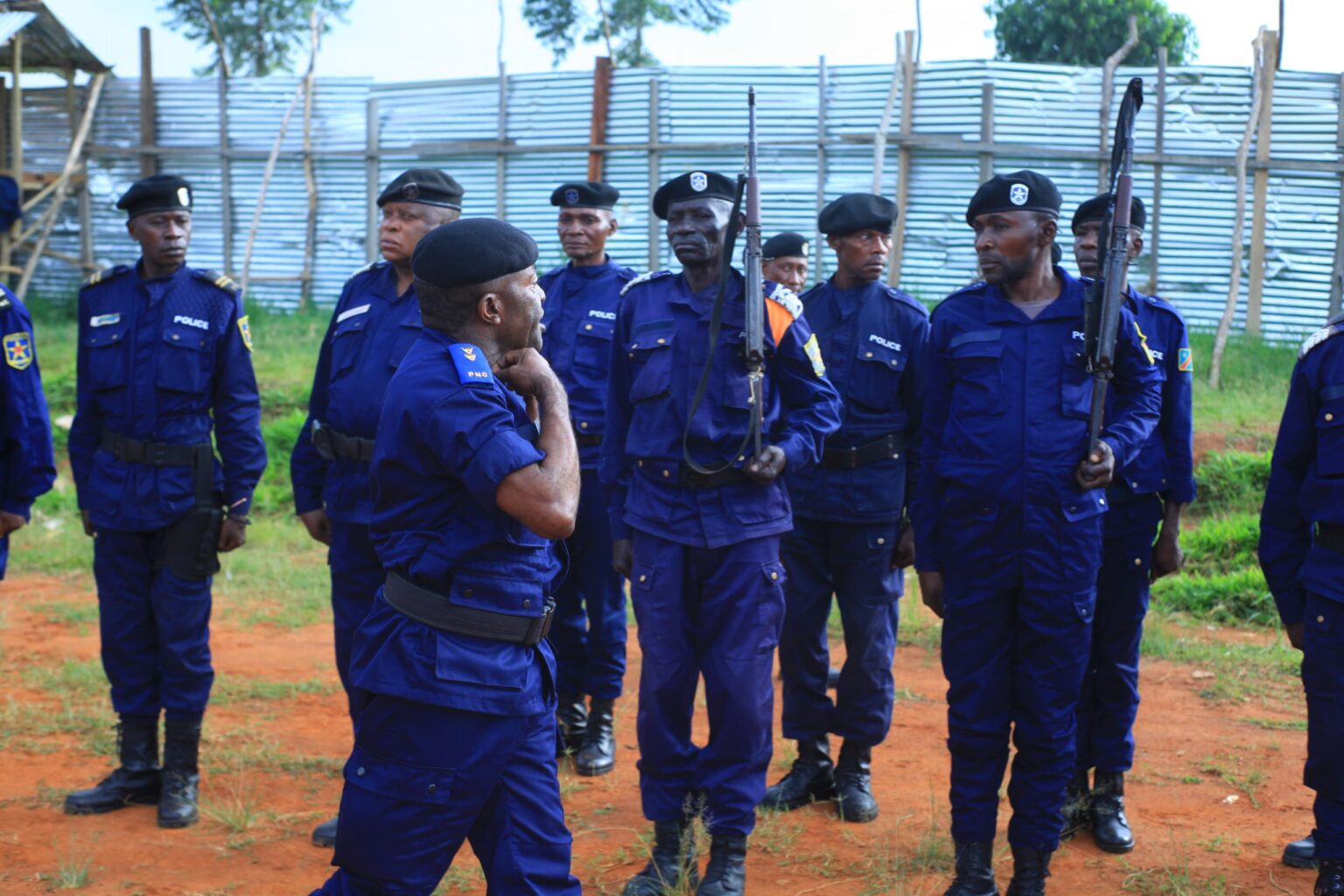Beni : les éléments de la police GMI sensibilisés à la riposte contre Ebola Le commissaire divisionnaire Dieudonné Makambo Gimba, commissaire provincial de la police du Nord-Kivu, a rappelé aux policiers leur mission et les a exhortés à l'exercer avec patriotisme