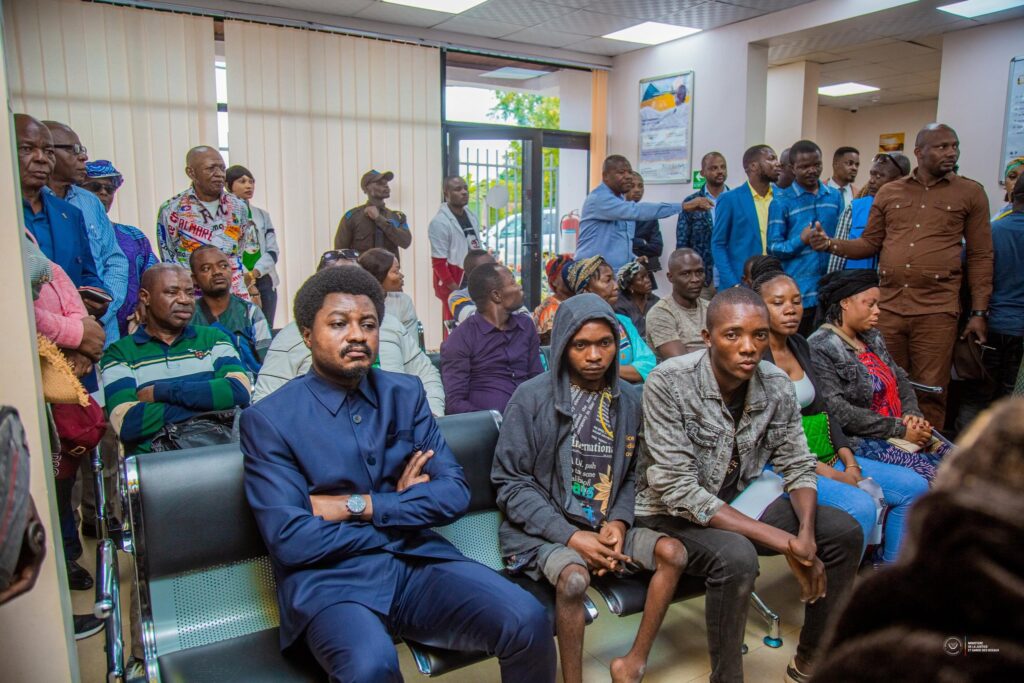 Ouverture du procès Constant Mutamba, retransmission en direct et interdiction d'attroupement