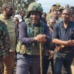le Gouverneur Patrick Busu inspecte le site minier de Lomera après l’éboulement meurtrier