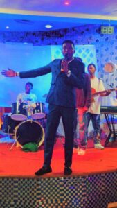 Onyx Maestro triomphe lors de son concert live au lounge bar Samirake