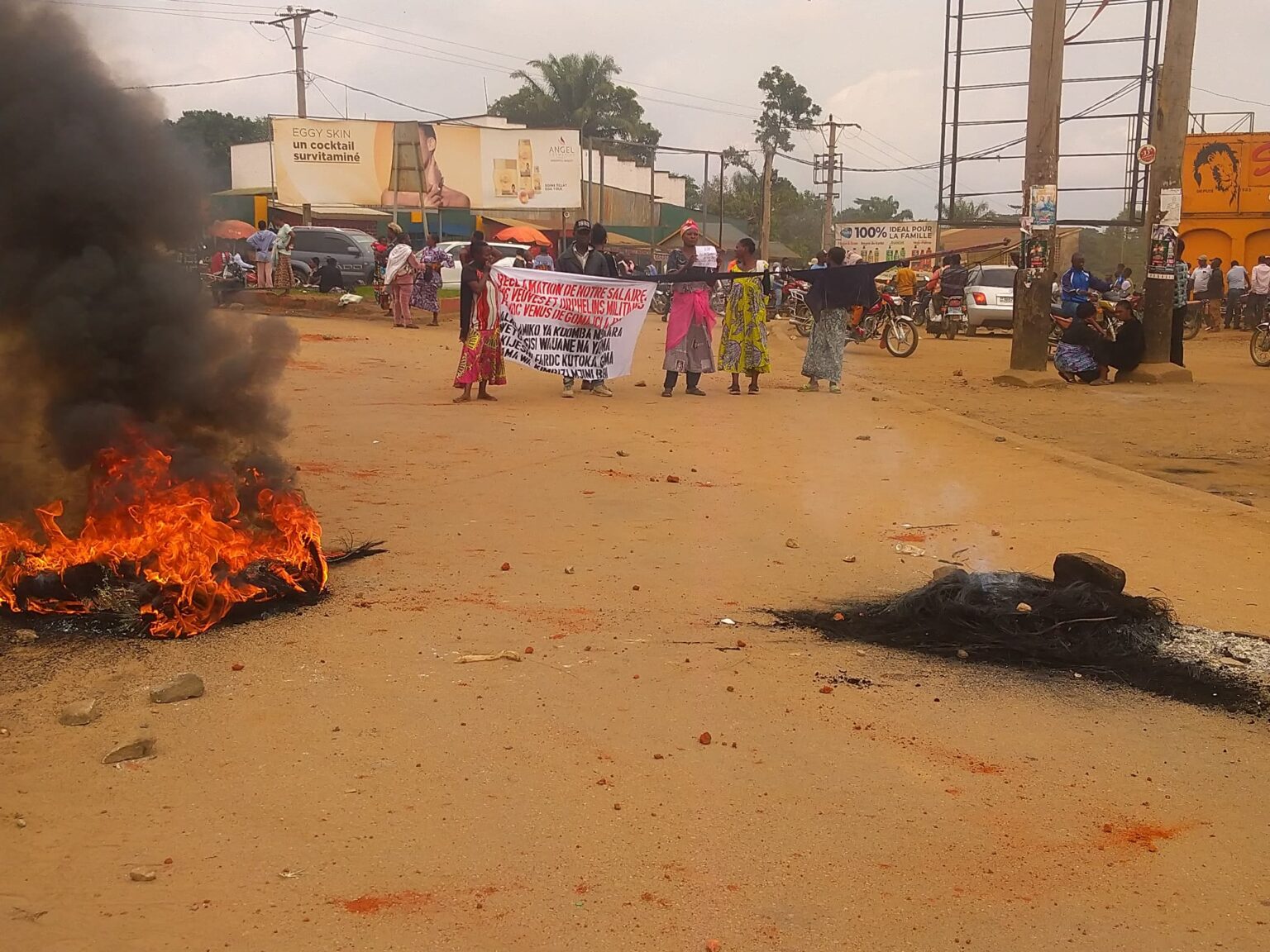 Beni : Trafic paralysé par les veuves militaires réclamant des arriérés de salaires Trafic paralysé par les veuves militaires réclamant des arriérés de salaires