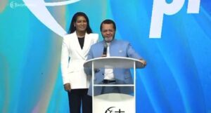 RDC : Le pasteur Marcello Tunasi présente sa nouvelle épouse Esther Aïcha à sa communauté Le pasteur Marcello Tunasi présente sa nouvelle épouse Esther Aïcha à sa communauté