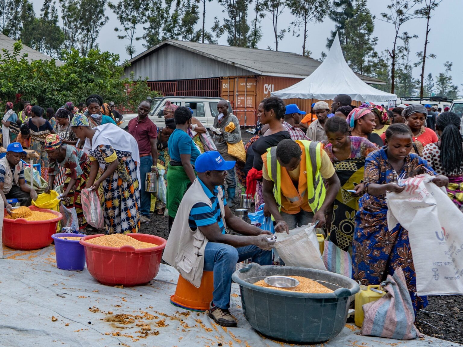 Distribution de vivres aux retournés de Burungu par World Vision et le PAM